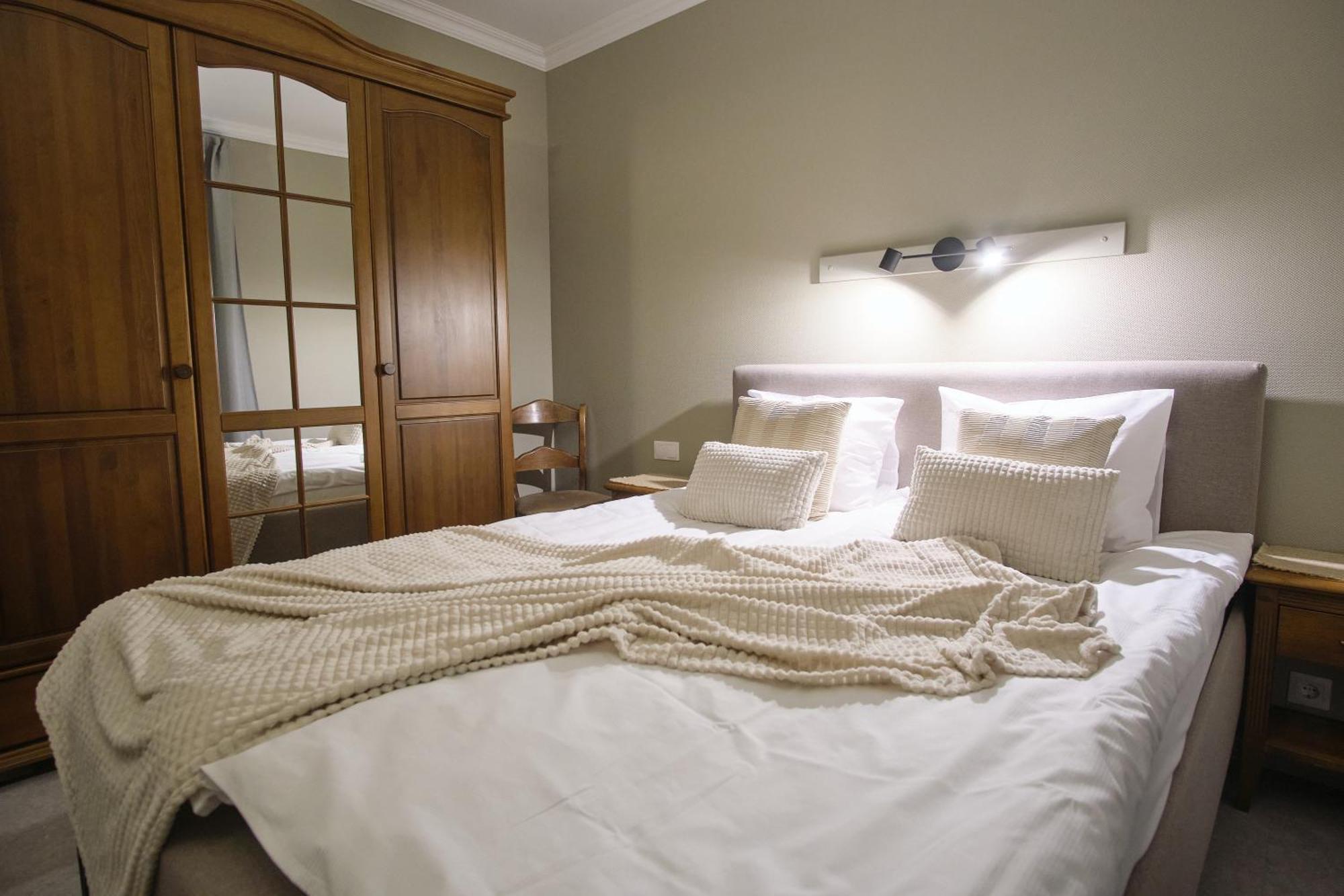 Hotel Pernigele Yelgavkrasty Buitenkant foto